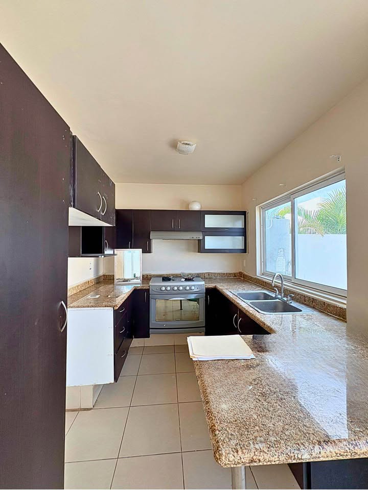 Casa 4 recámaras, 3 baños, jardín, Misiones De Santa Fe - foto 2