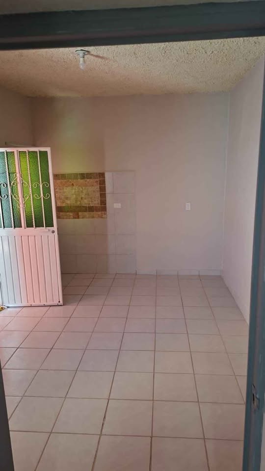 Cuarto en Lomas del Sol, servicios incluidos - foto 3
