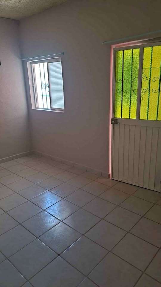 Cuarto en Lomas del Sol, servicios incluidos - foto 1