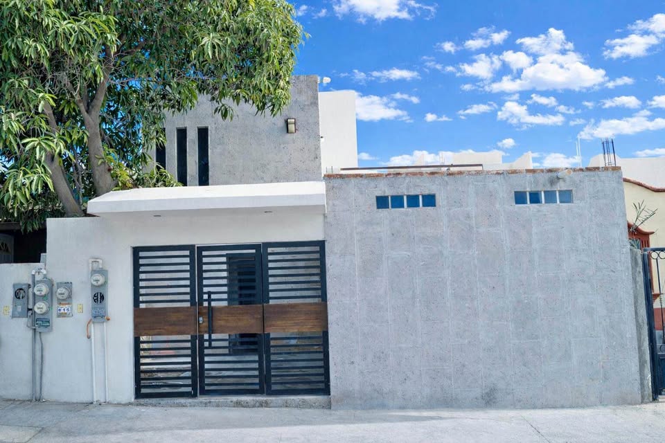 Miramar: Casa de 3 unidades, cochera y expansión - foto 1